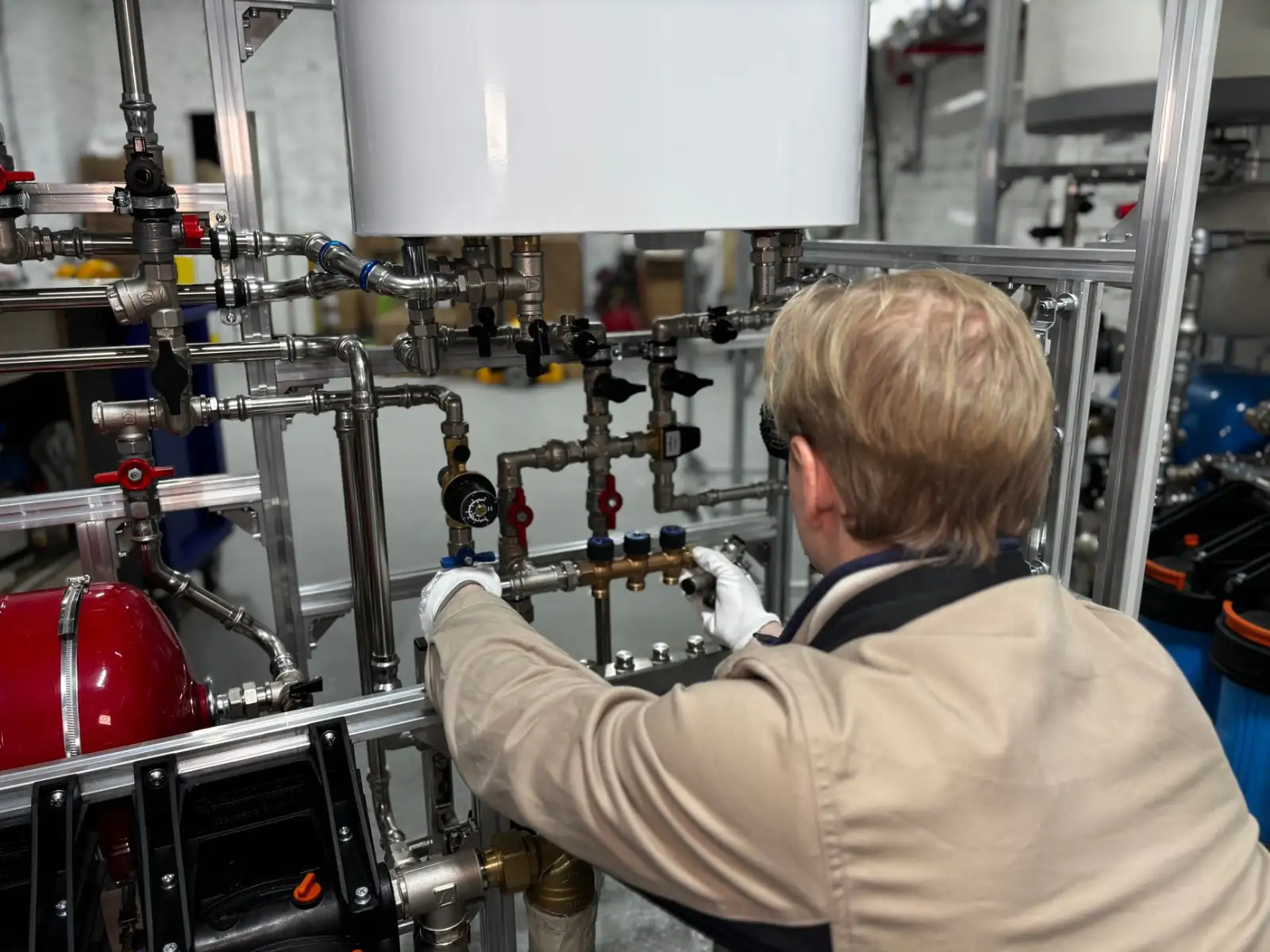理化生实验台材质对比:实芯理化板与环氧树脂板性能评估