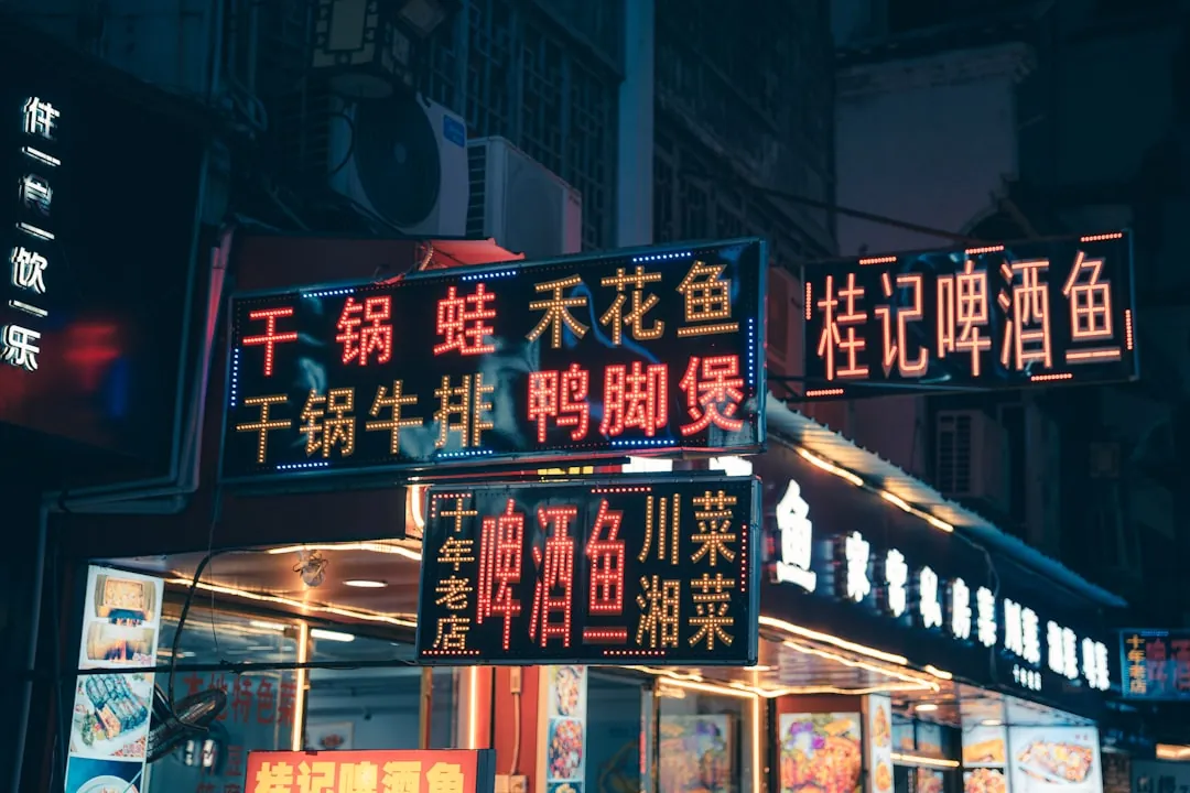 理化生实验台材质对比:钢木结构与全钢结构性能分析